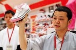 報告は必ず商品を見せながら。各自が気づいた細かな接客のコツも、朝礼で積極的に情報交換する。