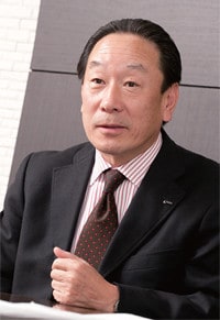 <strong>INAX社長 川本隆一</strong>●1952年、愛知県生まれ。早稲田大学理工学部卒。76年、伊奈製陶(現INAX)入社。半田工場に配属後、開発畑を歩く。常務取締役経営企画部長などを経て、2007年社長に就任。