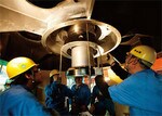 発電機の中に潜って作業をする。