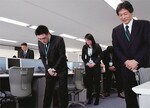 「企業ブランドの重要性をあらためて考える場にした」(岩崎室長)。本社でも、最後に接客用語を唱和する。
