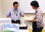 嘉義教授が担当する科目は、「経営情報システム論」「電子商取引特論」など9つに及ぶ。90分のゼミが終わると学生が次々と質問に。彼らとの触れ合いもまた、教育者としての面白さがあるという。