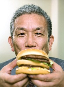 <strong>日本マクドナルドCEO 原田泳幸</strong><br>1948年、長崎県生まれ。東海大学工学部卒業後、日本NCRへ入社。横川ヒューレット・パッカード(現日本HP)などを経て、90年アップルコンピュータ・ジャパン入社。97年同社の日本法人社長に就任。2004年日本マクドナルドHDに副会長兼社長兼CEOとして入社。05年3月から同社の会長兼社長兼CEOに。趣味のドラムが最大のストレス解消だという。