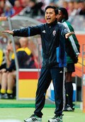 試合中に厳しい表情で指示を出す佐々木監督(PANA=写真)。