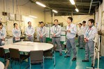 各部署の朝礼以外に、月初には工場長の「月頭放送」がある。交代勤務のため、モニターを通して好きなときに見られる。