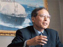 <strong>芦田昭充</strong>●あしだ・あきみつ<br>1943年、島根県生まれ。67年京都大学教育学部卒業、大阪商船三井船舶(現商船三井)入社。93年欧州・大洋州部長、95年定航一部長、96年取締役企画部長、98年常務、2000年専務、03年副社長。04年より現職。07年から経済同友会副代表幹事も務める。