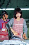 操業を再開した気仙沼工場で、製品のカットソーに次々と仕上げのアイロン掛けをする。