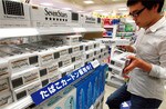 増税直前の9月には空前の駆け込み需要が発生した。そのため翌10月の売り上げは前年同月比7割減と壊滅的に。(PANA=写真)