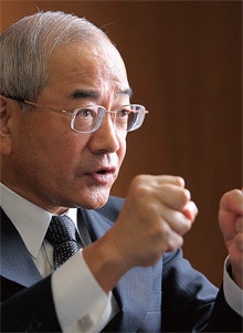 <strong>廣瀨博</strong>●ひろせ・ひろし<br>1944年、岡山県生まれ。67年神戸大学経営学部経営学科卒業、住友化学工業(現・住友化学)入社。94年総務部長、2001年取締役、03年執行役員、04年常務執行役員、06年取締役常務執行役員、07年取締役専務執行役員、08年副社長。09年4月より現職。