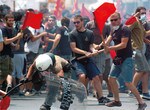 不況に陥ったギリシャ政府に抗議活動をする労働者たち。(写真=PANA)