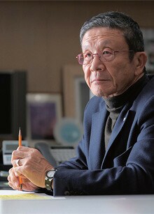 <strong>岩田弘三</strong> いわた・こうぞう●1940年、兵庫県生まれ。兵庫県立東神戸高校中退。65年神戸市に西洋料理店「レストランフック」を開業。72年ロック・フィールドを設立、社長に就任。2000年に東証・大証一部上場を果たした。同社の年間売上高は457億円(09年度)、店舗数は302(10年5月1日現在)。