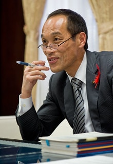 <strong>東国原英夫</strong>●1957年、宮崎県生まれ。2000年4月早稲田大学第二文学部入学、04年3月卒業。同年4月再び早稲田大学政経学部へ入学。07年1月23日第52代宮崎県知事に就任。近著に『決断力。』(創英社)。
