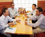 店舗の片隅で役員はコーヒーの味をチェック。7時前でも、お客さんが来れば早く開店することもある。