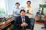 写真左から、米田陽亮エキスパート、渡辺公貴グループリーダー、苑田文明エキスパート。苑田は同社に入社前に、映画業界でSFX(特殊撮影)の現場も経験した。出身学部は教育学部の美術専攻。アイソボットの動きには、それらの経験が少なからず生かされている。渡辺も大手時計会社を経て同社への転職組。“現代からくり三銃士”は異色な経歴の集合体ともいえる。