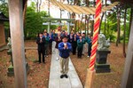朝礼の前に、全員が敷地内にある宝蔵神社の前に整列し、柏手を打ってお参りをする。