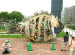 「水都大阪2009」水辺の文化座で展示している淀川テクニックの作品。淀川テクニックは、大阪の淀川に落ちているゴミ、漂流物などを使って作品を作るアートユニット。