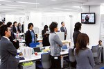 テレビ画面を見ながら全国の社員が参加。司会は本社だが社是の唱和等は営業所も持ち回りで担当。