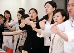 「朝から笑顔トレーニングをすることで眠気がとれ、仕事にとりかかるのがスムーズになった」(社員)