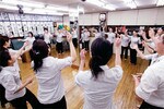 女子のパワー全開! 全体朝礼では耳が痛くなるほどの大音声が響く。日本一元気な朝礼だろう。