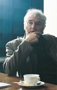 <strong>ドレスナー・クラインオート証券 コンサルタント ストラテジスト ピーター・タスカ<br></strong>1955年、イギリス生まれ。77年オックスフォード大学卒業。81年ドレスナー・クラインオート証券入社。著書に『日本の選択』(共著)などがある。毎年冬休みには、家族で南仏の町(オーシュ)に滞在する。「欧州も景気は急減速、自動車産業も稼働率が3割減少した」