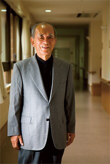 <strong>小野寺時夫</strong>●おのでら・ときお 東北大講師時代に日本で最初の中心静脈栄養法を発案、全国に普及。米コロラド大学病院で当時最先端の肝臓移植に携わる。都立駒込病院副院長、都立府中病院院長、多摩がん検診センター所長などを経て、日の出ヶ丘病院ホスピス科勤務。著書に『治る医療、殺される医療』『がんのウソと真実』ほか。