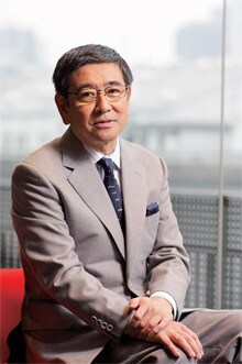 <strong>俳優 石坂浩二</strong>●1941年、東京都生まれ。慶應義塾大学法学部在学中にTVドラマ、「七人の刑事」で俳優デビュー。代表作に「ありがとう」シリーズ、「犬神家の一族」「開運!なんでも鑑定団」など。NHKドラマ「坂の上の雲」では山本権兵衛役を演じる。ナレーター、演出家、翻訳家、画家、料理家としても活躍。