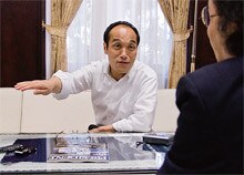 「(自分は)改革者だ」と語る東国原知事(手前は筆者)。