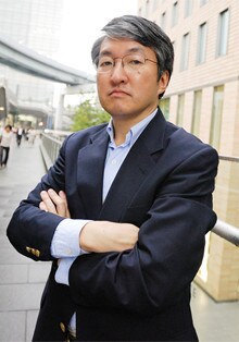 「欧州やアジアではリーマン幹部が野村社員の処遇を決めている」<br><strong>作家 黒木 亮</strong>●1957年生まれ。銀行、商社を経て独立。著書に『巨大投資銀行』ほか。自伝的小説『冬の喝采』が好評を博す。