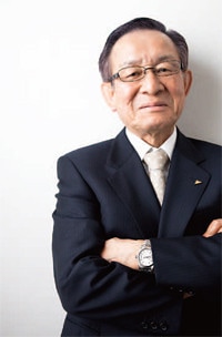 <strong>ダイキン工業 代表取締役社長兼COO 岡野幸義</strong>●1940年、旧満州・大連生まれ。64年大阪市立大学卒業後、ダイキン工業入社。管理部長を経て、94年取締役就任。常務取締役、専務取締役を経て、2002年代表取締役副社長、04年より現職。