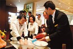 てきぱきと手を洗う。空気を浄化するための「プラズマクラスター」も2009年より導入している。