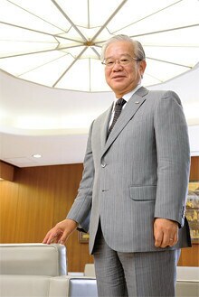 <strong>三井住友銀行頭取 三井住友FG会長 奥 正之</strong>●1944年、京都府生まれ。京都大学法学部卒業後、住友銀行(現・三井住友銀行)入行。シカゴ支店長、国際業務部長などを経て、2001年、三井住友銀行専務。03年、副頭取。05年より現職。みずほFGが大企業と中小企業で銀行を2つに分ける事業モデルを採っていたのに対し、奥氏は、「ワンバンク」体制を強化した。