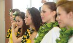 埼玉県加須市の避難所で慰問を終えたあと、記者会見に応じる。舞台では毅然としていたものの、会見では涙で言葉が出ないメンバーも。