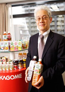 <strong>長井 進</strong>●経営管理本部財務部長・執行役員 東京都生まれ。1973年、横浜市立大学商学部卒業後、カゴメ入社。営業職を約10年経験した後、経理へ。94年、経理部長。2000年、財務部新設時に財務部長に就任。03年より現職。経理12年、財務・IR関係13年というキャリアに「人と数字、両方が好きなら務まりますよ」と話す。