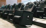 リクライニングでき、3時間の映画も疲れない(TOHOシネマズ)。