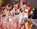 投票券つきCDは初日に90万枚を売り上げた(第3回AKB選抜総選挙でライブを披露するAKB48のメンバー・日本武道館)。(PANA=写真)