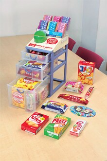 「オフィスグリコ」では他社製品も提供。1番人気は「フレンドベーカリー」、2番は「ビスコ」。売れ筋の「ポッキー」「プリッツ」は売れない。オフィスでは一口で頬張れるお菓子が好まれる。すべて100円だ。