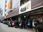 震災から9日目。3月21日13時ごろの店頭。依然として行列は続いていた(ダイエー提供)。