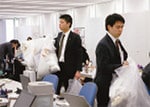 同社では男性はスーツとネクタイを着用し、女性も上着を着ている。ジーンズをはいた人はいない。