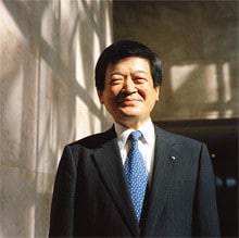 <strong>伊藤忠商事社長 小林栄三</strong><br>1949年、福井県生まれ。<br>72年大阪大学基礎工学部卒業。同年伊藤忠商事入社。<br>99年情報産業部門長兼情報産業ビジネス部長、2000年執行役員、03年常務取締役、04年4月専務取締役、同年6月から現職。IT業界に精通。<br>「三方良し」の精神で伊藤忠を世界企業にしたいという。