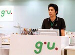 店長はレジカウンター内に立って朝礼を行う。レジの後ろには迅速対応ができるようにミシンが。