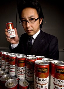 <strong>アサヒ飲料 小松秀児</strong>●マーケティング部コーヒーチームリーダー。1993年入社。首都圏支社新宿支店での営業を振り出しに、96年マーケティング部商品開発に移り、健康飲料を担当。その後は営業を経て、2004年から現在のコーヒーチームで活躍、08年1月現職に。「ワンダ」ブランド缶コーヒーを一手に仕切る。