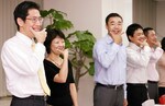 司会の柏木氏が合図すると全員が立ち上がり、お互いの顔をチェックできるよう向かい合う。