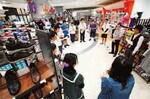 各担当者の報告に、スタッフが「ハイ!ハイ!」とテンポよく返事をする。活気あふれる光景だ。