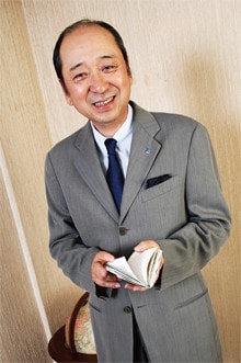 <strong>小林製薬社長 小林 豊</strong>●1945年、兵庫県生まれ。甲南大学文学部卒。創業家出身。専務、副社長を経て、兄の一雅氏より引き継ぎ、2004年より現職。「熱さまシート」「サワデー」などヒット商品を出すことで定評のある同社を率いる。