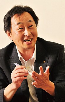 <strong>寺島 宏</strong>●テラケン取締役<br>1957年、東京都生まれ。2000年入社。社長室長。同社は80年、現社長の寺田謙二氏が創業。昨年開業の250円均一の「にこにこ屋」は、現在20店。ワイン専門店も手がけ、客層を広げようとしている。