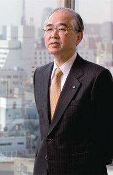<strong>味の素 山口範雄社長</strong>●1943年生まれ。67年東京大学文学部卒業。同年味の素に入社。以来、人事部、食品部、冷凍食品部、調味料部などを経て、97年取締役、2000年味の素冷凍食品副社長。味の素常務、専務を経て05年より現職。