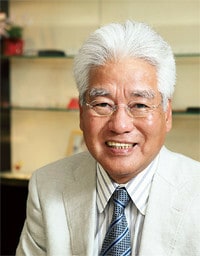 <strong>平本 清 メガネ21相談役</strong>●1950年、広島県生まれ。68年、広島電機高校(現広島国際学院高校)卒業。同年、広島県内の大手メガネチェーンに入社。79年商品部長。86年、同社を解雇。同年、同僚4人とメガネ21設立。120超の店舗をチェーン展開。2010年より現職。