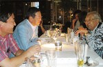 2008年、ニトリアメリカセミナーにて(写真右より渥美俊一氏、似鳥昭雄社長)。