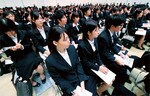 均一な人材を一括大量採用する「新卒採用」はいつまで続くか(写真は今春の採用活動の様子)。(PANA=写真)