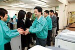 先頭の人から順にフロアを回り握手をする。一周すると全員と握手できるようになる。