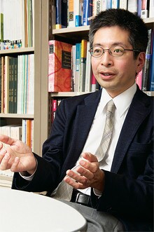 <strong>大阪大学社会経済研究所 教授 大竹文雄</strong>●1961年、京都府生まれ。京都大学経済学部卒業、大阪大学大学院経済学研究科博士前期課程修了。大阪大学博士(経済学)。『日本の不平等 格差社会の幻想と未来』でサントリー学芸賞を受賞。ほかの著書に『経済学的思考のセンス』『競争と公平感』などがある。